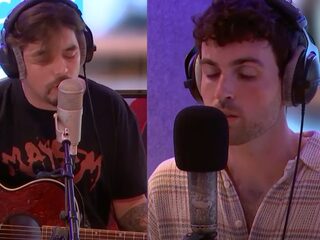 Duncan Laurence en Waylon spelen live in Muziekcafé