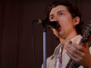 Arctic Monkeys bezorgen festivalbezoekers zwoele zomeravond