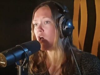 Vrachtwagenchauffeuse Rachel gaat viral met coronaversie van 'Het Dorp'