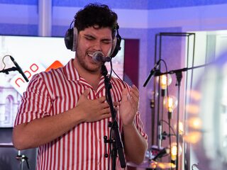 Nick Klyne speelt TopSong 'Rain On Your Parade' live bij Stenders