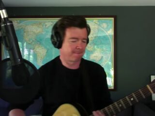 Rick Astley covert 'Everlong' van Foo Fighters vanuit huis