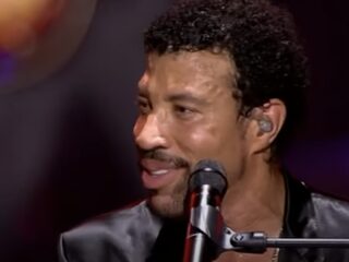 Lionel Richie live met 'Hello' tijdens Symphonica in Rosso