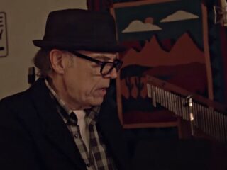 John Hiatt speelt hartverscheurende versie van Have A Little Faith In Me