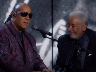 Terugblik: Stevie Wonder zingt Ain't No Sunshine terwijl Bill Withers toekijkt