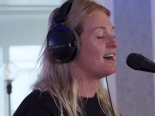 Miss Montreal zingt 'Scherven Van Geluk' live bij Jan-Willem Start Op