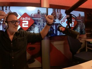 Jeroen van Inkel went alvast aan de studio van NPO Radio 2