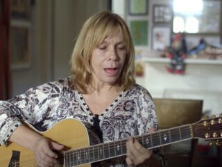 Rickie Lee Jones speelt akoestische versie van 'Chuck E's In Love'