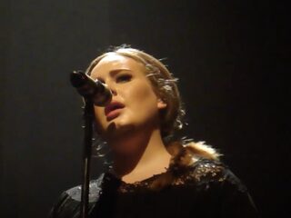 Adele zingt 'Make You Feel My Love' in een overvol Paradiso
