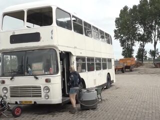 Vrouwen starten rijdend hostel in dubbeldekker