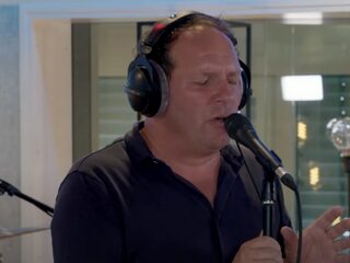 Robert Leroy speelt nieuwe versie van 'Geef De Nacht Maar De Schuld'