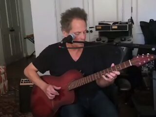 Lindsey Buckingham treedt voor het eerst op na openhartoperatie