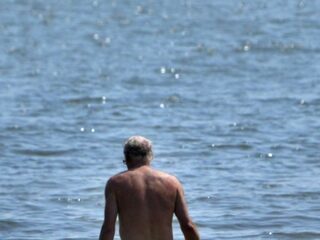 Mag je met ontbloot bovenlijf je hond uitlaten in Nederland?