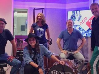 Mell & Vintage Future speelt TopSong live bij Stenders Platenbonanza