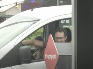 Jan vraagt een nummer van Carole King aan bij de praatpaal