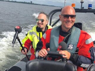 Frank en Wouter gaan met de collectebus het water op