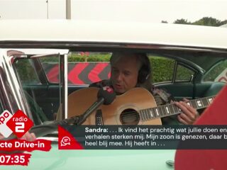 Erwin Nyhoff speelt beladen nummer live in de Collecte Drive-in