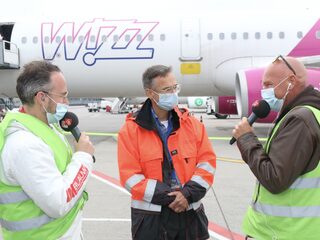 Wouter en Frank sjouwen met koffers voor KWF
