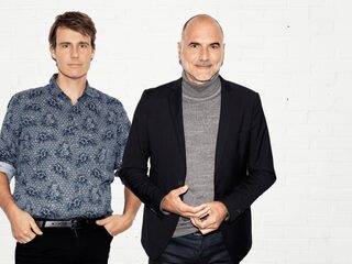 Leo Blokhuis en Henk van Steeg presenteren De Avond van de Vrede