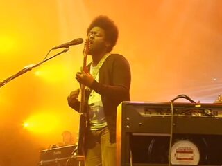 Michael Kiwanuka speelt betoverende live versie van 'Cold Little Heart'
