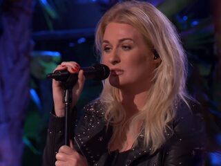 Miss Montreal pakt TopSong met tranentrekkende cover van Stef Bos