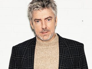 Ruud de Wild moet in quarantaine en maakt show vanuit huis