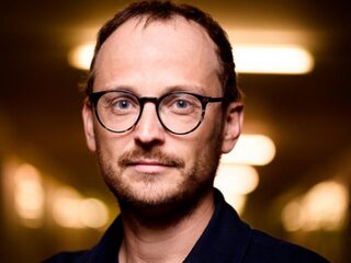 Muziekjournalist Atze de Vrieze duikt in merkwaardige hits in nieuwe podcast