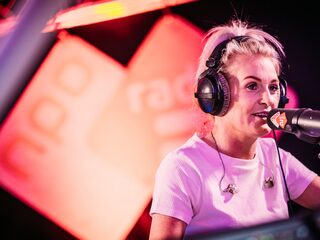 Miss Montreal ontroert opnieuw met ‘Door De Wind’