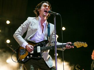 Arctic Monkeys kondigen livealbum aan in samenwerking met War Child UK