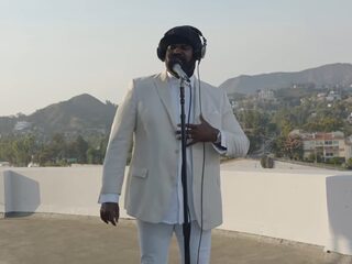 Gregory Porter speelt orkestversie 'Revival' vanaf dak in Los Angeles