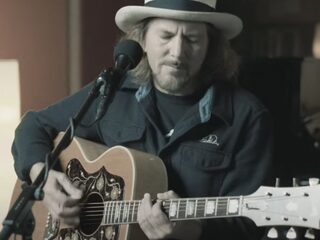 Eddie Vedder laat nieuw nummer horen tijdens benefietconcert