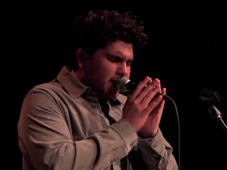 Nick Klyne speelt zijn oude en nieuwe TopSong live in Muziekcafé