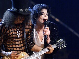 Michael Jackson en Slash stelen de show met spectaculair liveoptreden 'Black Or White'