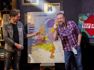 Jan-Willem en Jeroen verzamelen Top 2000 verzoekjes uit het hele land