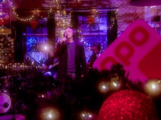 Stef Bos betovert met 'Halt Mich' in Top 2000 Café