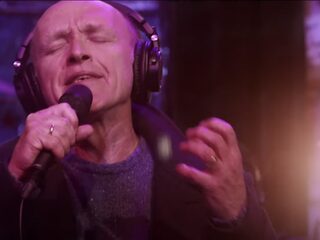 Stef Bos betovert leeg Top 2000 Café met Nederlandse versie van 'Halt Mich'