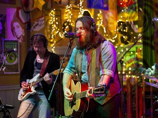 Voltage eert Tom Petty in Top 2000 Café met cover van 'Mary Jane's Last Dance'