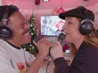 Trijntje Oosterhuis en Jeangu Macrooy brengen kerstsfeer naar de studio met duet