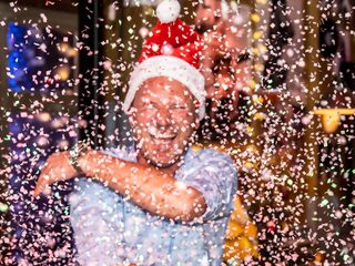 Wouter wordt bedolven onder de sneeuw in het Top 2000 Café