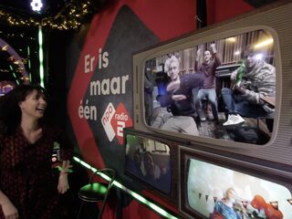 Emmely en Chef'Special dansen samen op Amigo