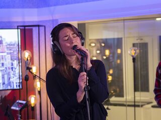 TopSong-houder Savine speelt Never Compare live in Jan-Willem Start Op