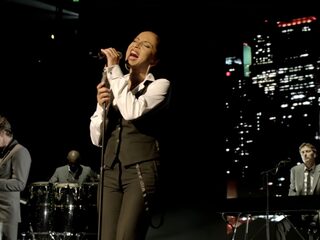 Sade trakteert fans in 2011 op spectaculaire live-versie Smooth Operator