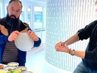 Tv-kok Ramon Brugman maakt verse Vietnamese loempia's