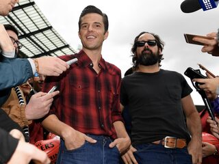 Emmely brengt eerbetoon aan The Killers-drummer Ronnie Vanucci Jr.