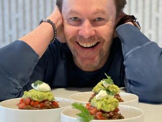 Tv-kok Ramon Brugman maakt Colombiaanse arepa's met draadjesvlees