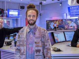 Tim Dawn speelt Bee Gees cover live in Jan-Willem Start Op