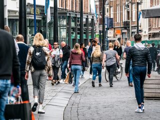 Hoe ga je na de coronacrisis weer zelfverzekerd sociale interacties aan?