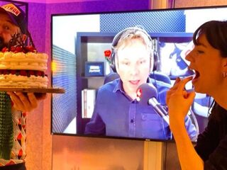 Tv-kok Ramon Brugman maakt pavlova met bosvruchten