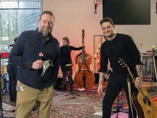 Douwe Bob zingt recht de harten in met 'Was It Just Me'