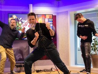 Douwe Bob zingt recht de harten in met Was It Just Me