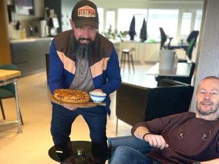 Tv-kok Ramon Brugman maakt zuurkooltaart